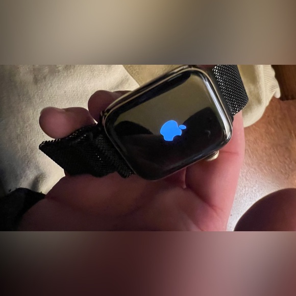 Apple Watch-6 Series 44MM Gold - Picture 5 of 13